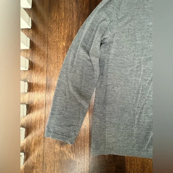 Vince men cashmere blendturtle neck sweater. Size M. Grey.